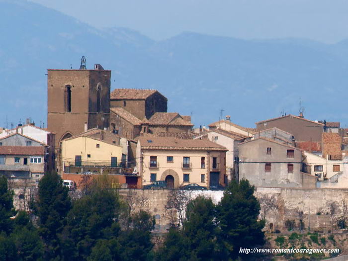LA COLEGIATA DESDE EL SUR DESTACANDO ENTRE EL CASERÍO